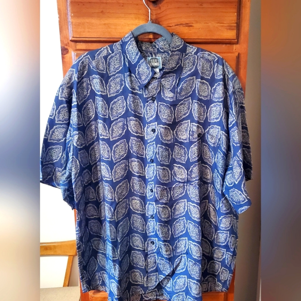 Blue with Grey pattern 100% silk Uomo Hawaiian shirt . Size XL